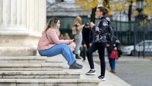 Chiar și o conversație „plictisitoare” din care nu poți scăpa poate avea un beneficiu surprinzător