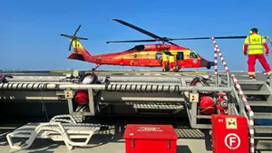 Unui bărbat i s-a făcut rău la bordul unei nave. A fost adus cu elicopterul pe uscat