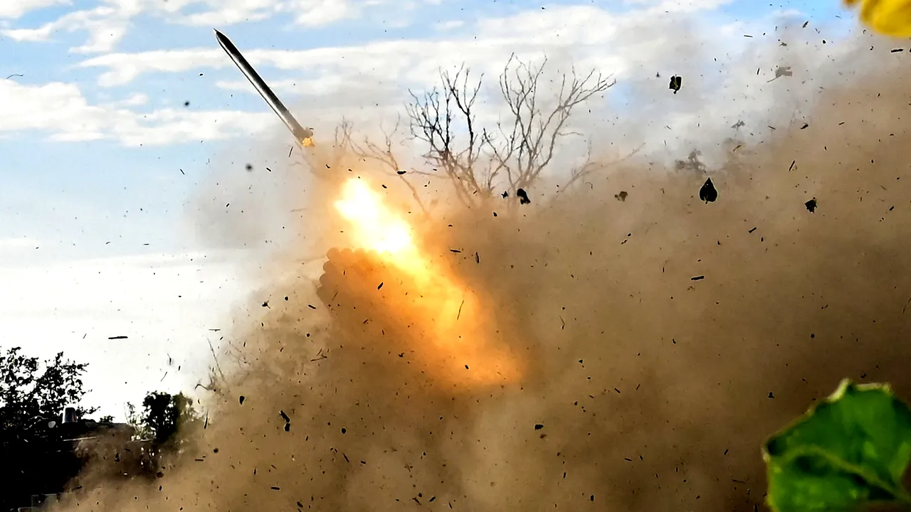 Ucraina afirmă că un băiat a murit în urma unei bombe ruseşti în apropierea unui loc de joacă