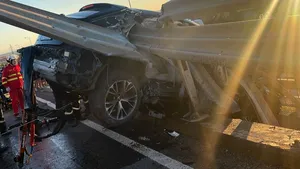 Ploieşti: Un bărbat a murit după ce a lovit cu maşina glisiera ce separă sensurile pe DN 1