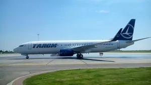 FOTO Avionul “Sarmizegetusa” a intrat în flota Tarom şi a fost ”botezat” cu tunuri cu apă