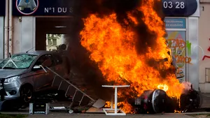 Proteste violente de 1 Mai la Paris | Peste 100 de persoane, reţinute de poliţia franceză. Vitrine sparte, maşini şi un restaurant, incendiate, mai mulţi răniţi. FOTO