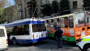 Două persoane au fost rănite, după un accident de troleibuz într-o staţie din Chişinău | FOTO