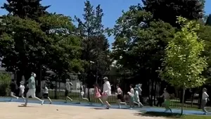 Turiști evacuați de pe o plajă de la marea Neagră din cauza unei alarme de apărare aeriană. Oamenii au rupt-o la fugă