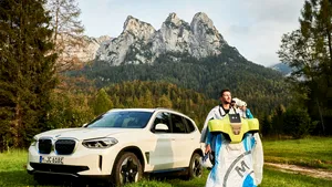 BMW a creat un wingsuit electric capabil să prindă 300km/h