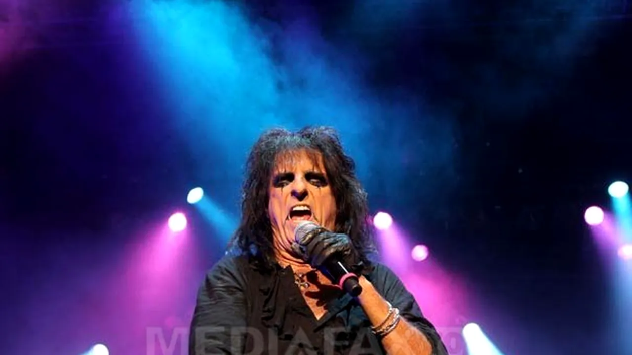 Alice Cooper, plimbare pe străzile din Bucureşti. El şi prietena sa au făcut cumpărături, fără gărzi de corp - FOTO