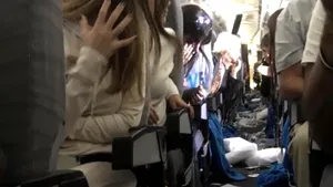 IMAGINI - Momente de panică la bordul unui avion, pe fondul unor turbulenţe puternice. Mai mulţi pasageri au fost răniţi 