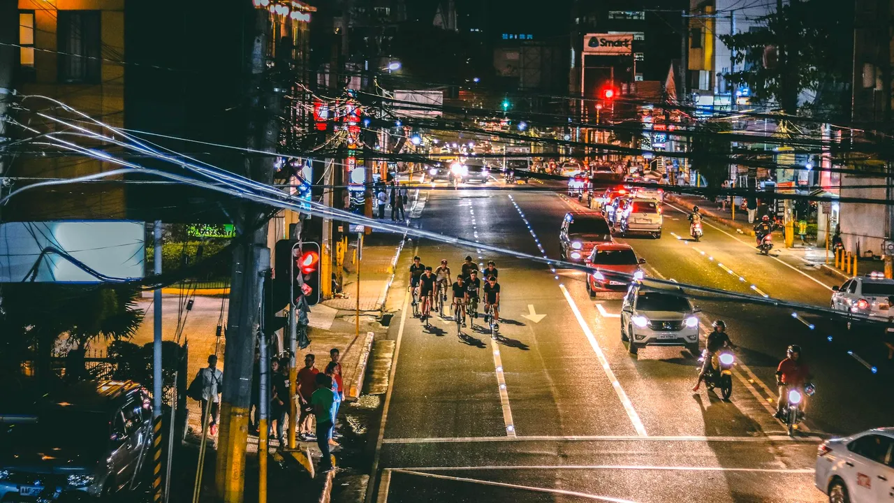 Mii de tineri din China au blocat traficul într-un marş nocturn pe biciclete pentru găluşte