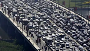 Crezi că naveta ta este insuportabilă? Cât face în medie un chinez până la muncă şi înapoi