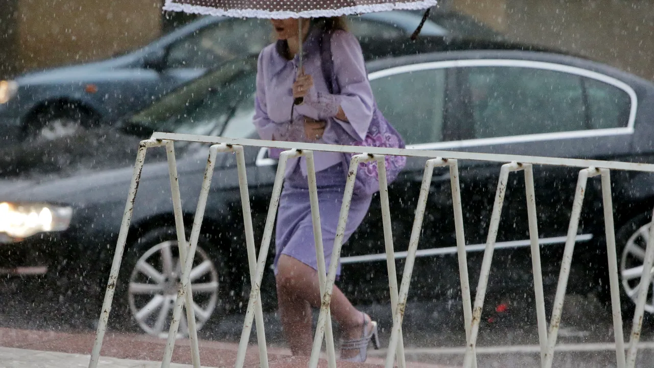 ANM. Se strică vremea în toată ţara. Meteorologii anunţă vânt, ploi şi răcire accentuată. Cod galben în 27 de judeţe
