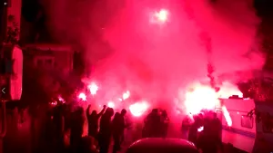 U.Craiova - Rapid Bucureşti. Incidente la fotbal: Suporterii olteni au aruncat cu petarde şi s-au încăierat cu jandarmii         