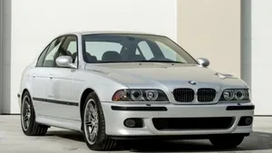 Suma URIAŞĂ pentru care a fost vândut un BMW M5 din 2002, cu doar 700 de km la bord