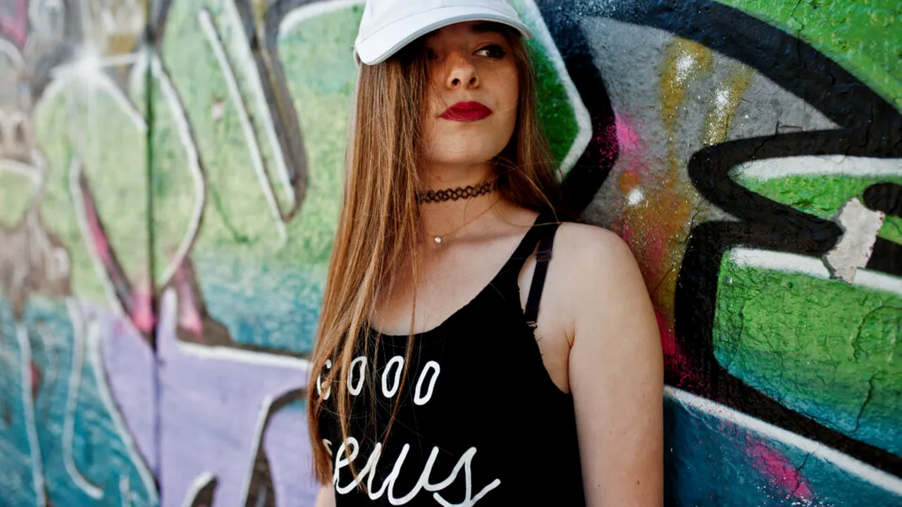 Ce spune psihologia despre oamenii care poartă șapcă în fiecare zi