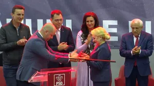 Viorica Dăncilă a primit cadou o sabie de samurai, din partea PSD Arad: „Să tăiaţi la propriu tot ce trebuie” - VIDEO