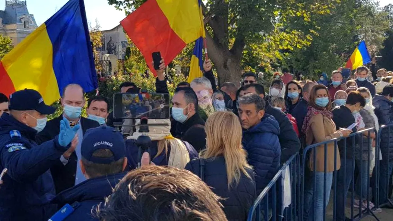 Îmbrânceli şi proteste în curtea Catedralei Mitropolitane din Iaşi, în apropierea moaştelor Sfintei Parascheva