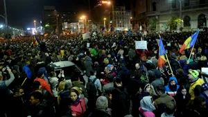 NOI PROTESTE în Bucureşti: Peste 10.000 de protestatari, joi seara, în Piaţa Universităţii. Oamenii au făcut o listă cu revendicări, nu cu reprezentanţi: 