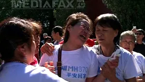 DISPARIŢIA zborului MH370: Rudele victimelor, împărţite între speranţă şi furie
