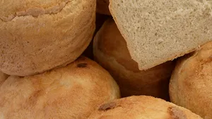 Preţul pâinii a scăzut cu 6%, jumătate din reducerea TVA. Diferenţa merge la producători şi retail