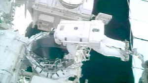 Astronauţii de pe Endeavour au încheiat cu succes a doua ieşire în spaţiu