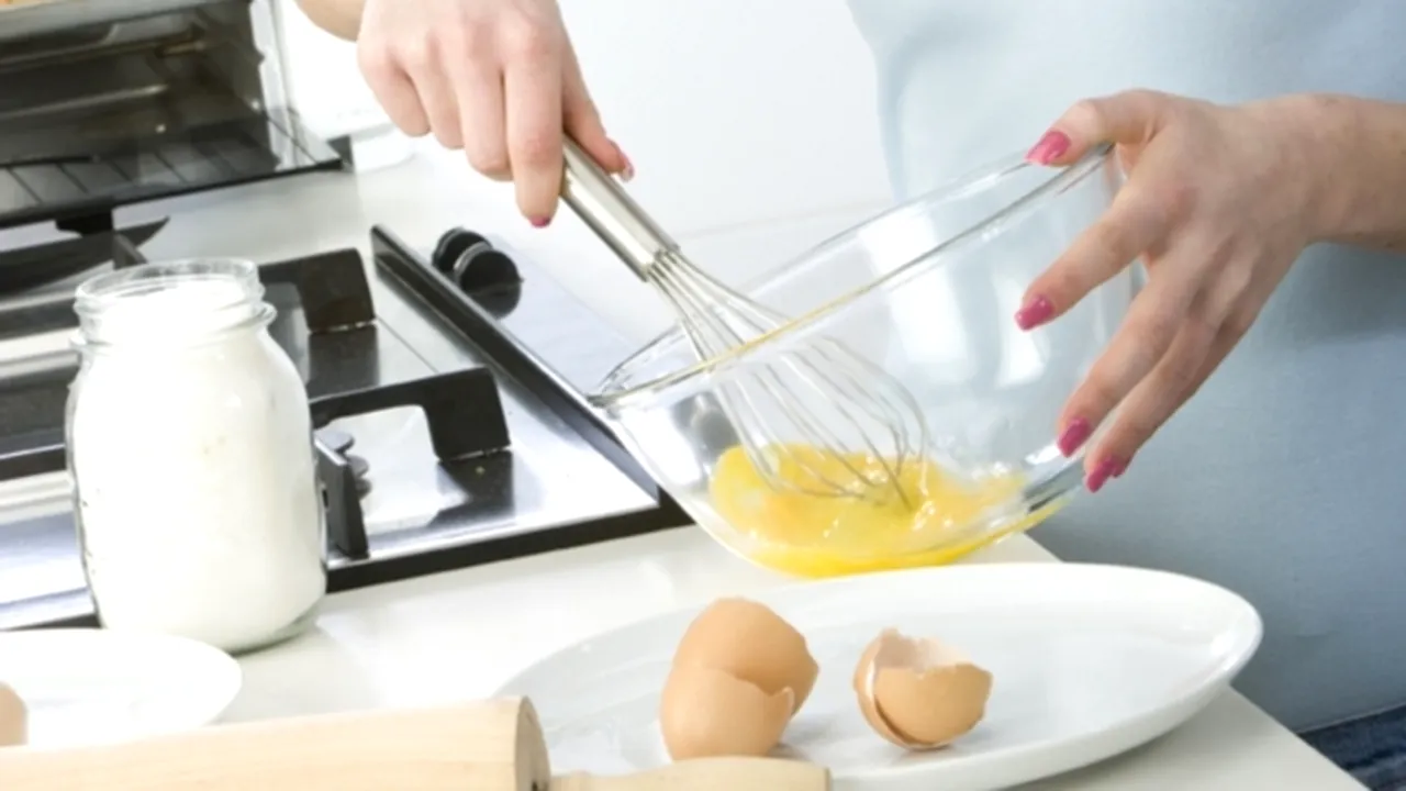 Micul dejun sănătos: omletă simplă sau sandvici cu şuncă