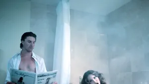 VIDEOCLIP ŞOCANT: Fiica Oliviei Newton-John îşi taie venele, se electrocutează şi prizează cocaină