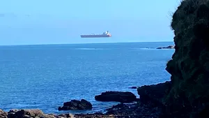 O „navă plutitoare” a fost fotografiată în largul coastei Cornwall 