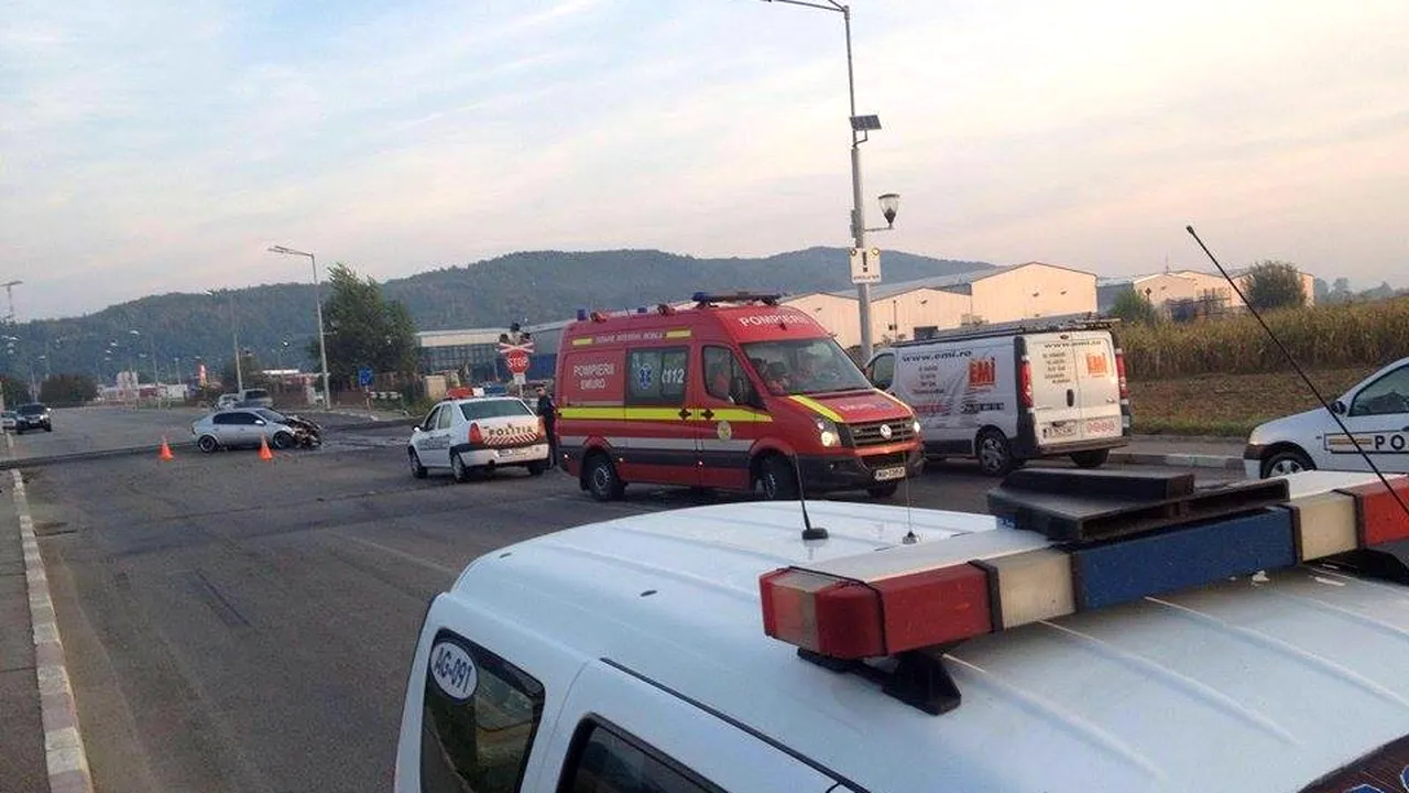 Circulaţia feroviară şi cea rutieră blocate la Mioveni, după ce o maşină a fost lovită de tren - VIDEO