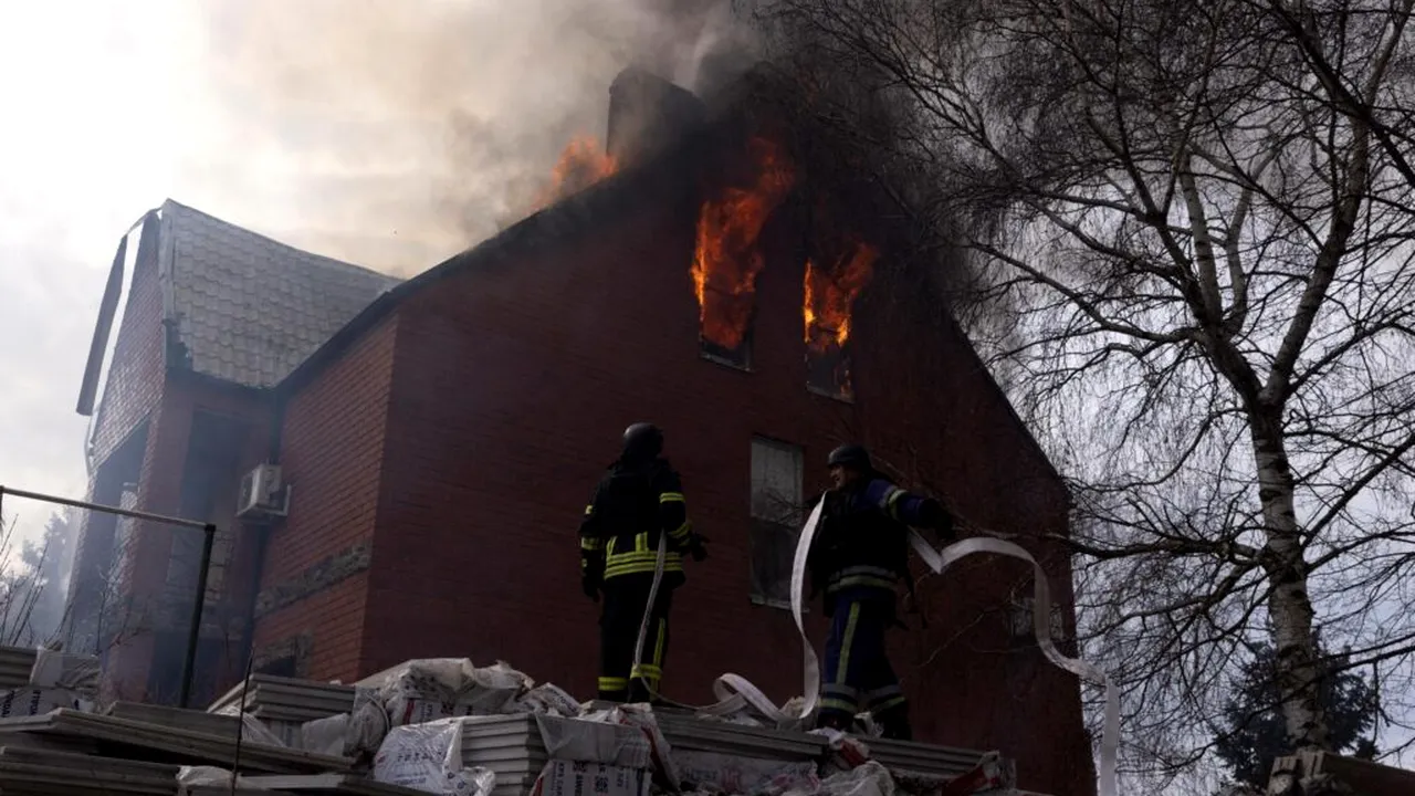 Dronele rusești declanșează incendii în regiunea Harkov, zeci de persoane au fost rănite