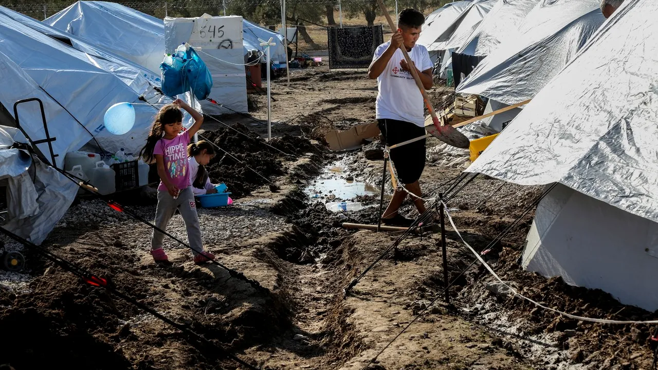 Patru poliţişti din Grecia, acuzaţi că au bătut migranţi.  I-au lovit char şi după ce i-au încătuşat