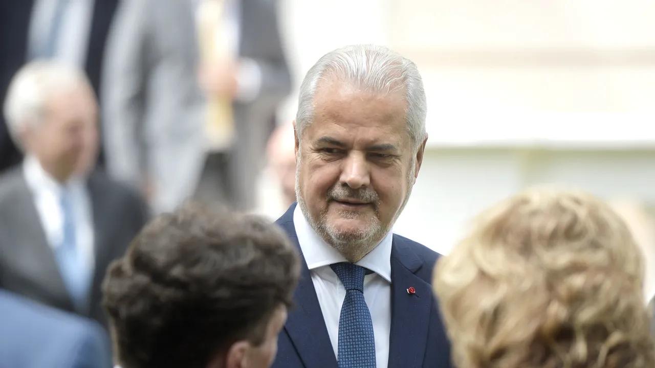 Prima reacţie a lui Adrian Năstase, după condamnarea lui Liviu Dragnea: Îmi pare rău pentru ce îndură / Trebuia să-şi dea DEMISIA după alegeri