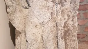 Hercule vechi de mii de ani, recuperată de poliţiştii din Alba/ Statuia, ascunsă în casa unui bărbat. Ce voia să facă cu ea | FOTO