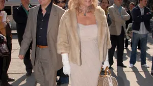 Flora Năstase îşi ţine patrupedul în pijamale