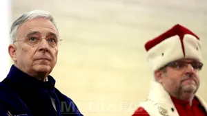 Mugur Isărescu a primit titlul de Doctor Honoris Causa al Universităţii 