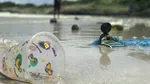 Studiu. Interzicerea și taxarea pungilor de plastic reduc deșeurile de pe țărmurile SUA