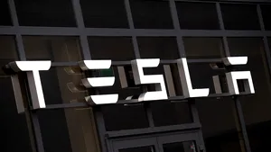 Elon Musk a promis o baterie mai ieftină abia peste trei ani. Acţiunile Tesla au scăzut cu 50 de miliarde de dolari după acest anunţ
