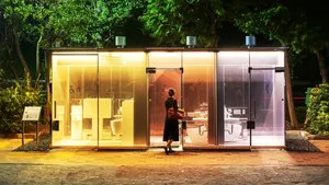 Toaletele publice transparente montate în parcurile din Tokyo. Cum reuşesc să ofere, totuşi, intimitate

