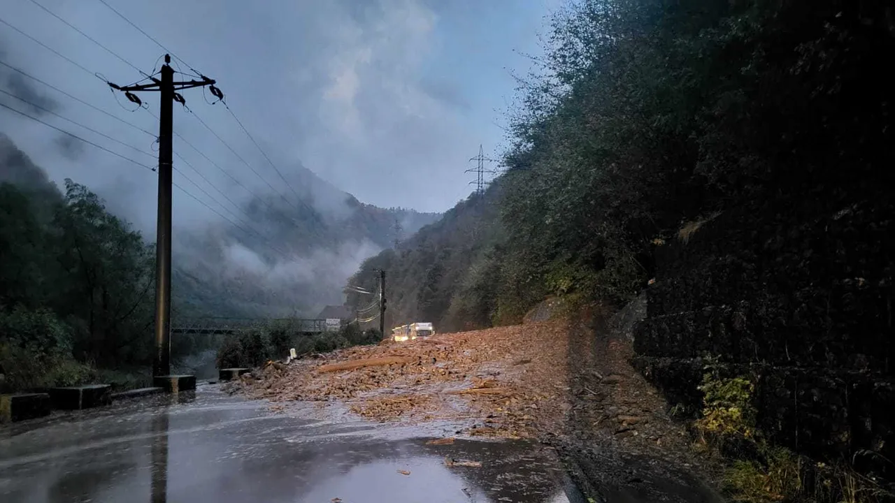 Traficul este deviat de pe Valea Oltului către DN1, din cauza aluviunilor