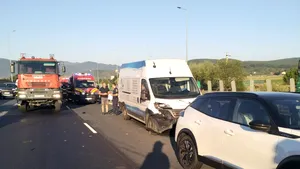 Accident cu patru mașini pe A1, în apropiere de Sibiu. Traficul se desfășoară pe o singură bandă