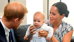 Astăzi este ziua micului prinţ. Cum arată Archie, fiul Ducilor de Sussex, surprins într-o fotografie cu mama sa