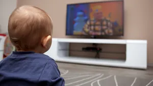 Studiu: La 90% dintre copiii de 2-3 ani diagnosticaţi cu o formă de autism, principalele cauze sunt televizorul, mobilul sau tableta. Medic: Simptomele sunt perfect identice