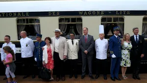 FOTO | Trenul de lux Orient Express a oprit în gara din Sinaia. Pasagerii au vizitat Castelul Peleş 