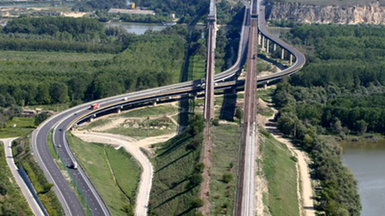 Truck Falls Off Bridge, Causes Railway Traffic Restrictions In Cernavoda, SE Romania