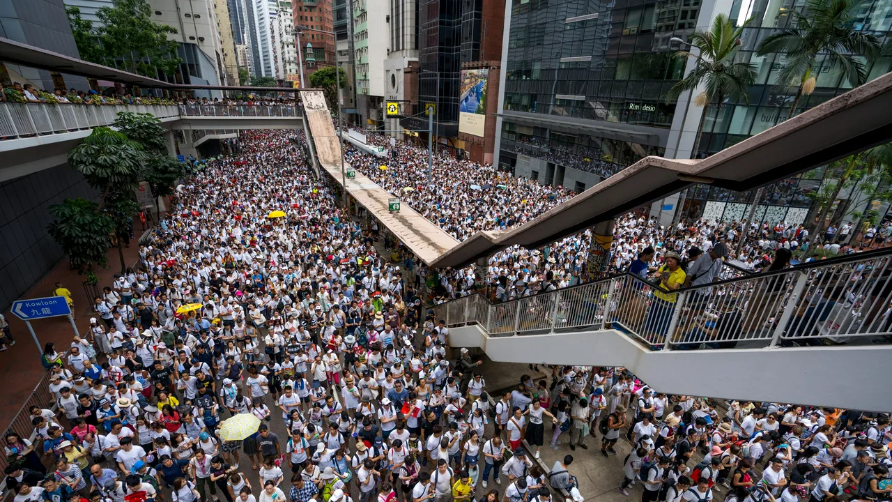 Sute de protestatari au pătruns cu FORŢA în Consiliul Legislativ de la Hong Kong | VIDEO