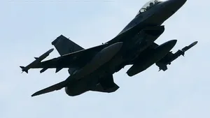Un avion multirol F-16 s-a prăbuşit peste o clădire în California: Peste zece persoane, rănite
