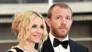 Guy Ritchie îşi petrece Crăciunul cu Madonna, şi nu cu actuala iubită
