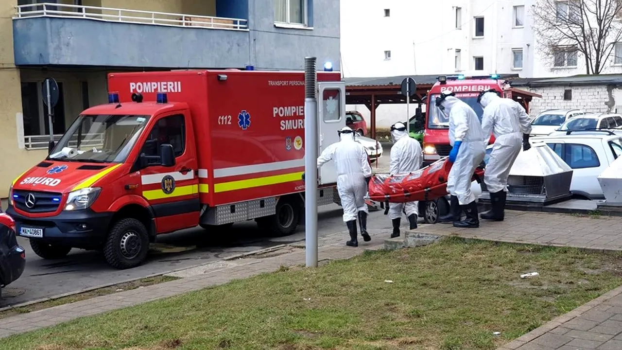 Bărbat izolat la domiciliu, dus la spitalul din Târgu Mureş, cu febră şi tuse. A fost transportat de un echipaj SMURD | FOTO