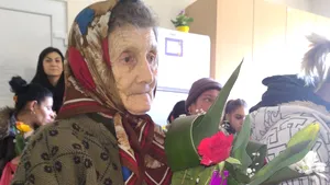 Flori de 8 Martie pentru femeile ”invizibile” ale Clujului, aflate în centre sociale. ”Figurez ca mamă doar în buletin, fiica mea nu mai vorbeşte cu mine, nici nu vine să mă vadă”. GALERIE FOTO
