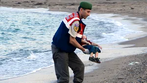 Charlie Hebdo a publicat caricaturi controversate despre Aylan, copilul sirian înecat în Marea Egee. Revista riscă să fie dată în judecată - FOTO