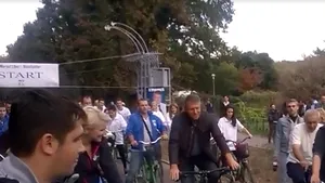 Iohannis a parcurs distanţa de la partid la Parlament pe bicicletă, însoţit de tineri şi parlamentari - VIDEO