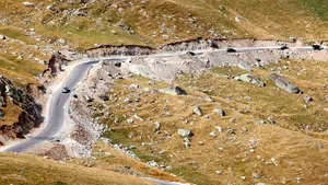 Alba: Şoseaua Transalpina, blocată de aluviuni în urma unei ploi torenţiale. Circulaţia a fost reluată după două ore